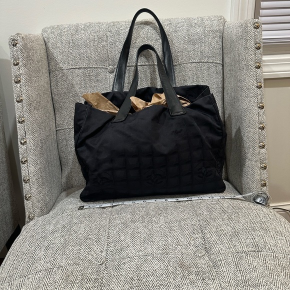 CHANEL Elegant Black Tote Bag - Picture 2 of 15